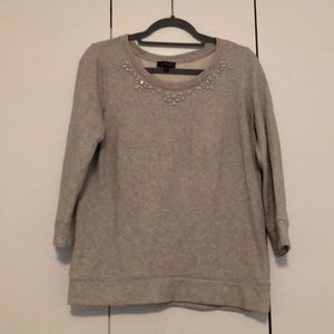 Light crew neck sweater with detailing around neck